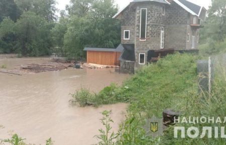Повінь на Рахівщині: поліція закликає утриматися від поїздок небезпечними дорогами